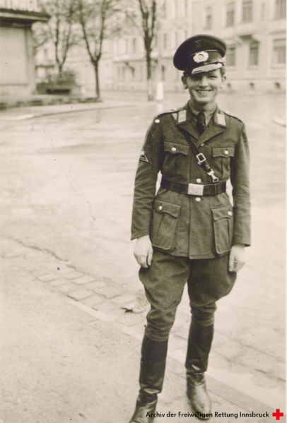 Datei:AmtsT-PobI-FOT-24 20240522075351 r pobitzer karl ausgehuniform drk.png