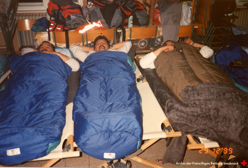 Datei:FOT1989 1-05 20191215192018 r uebernachtung schule drei kilometer vor rumaenischer grenze ibk 6 mannschaft.png