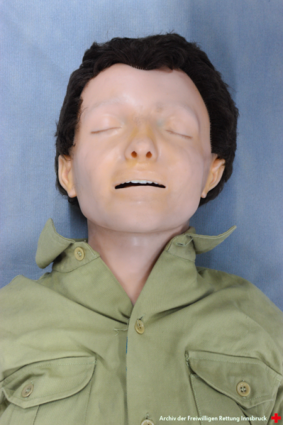 Datei:GM210-6 R17F5-20130513143205 Laerdal Resusci Andy 02.png