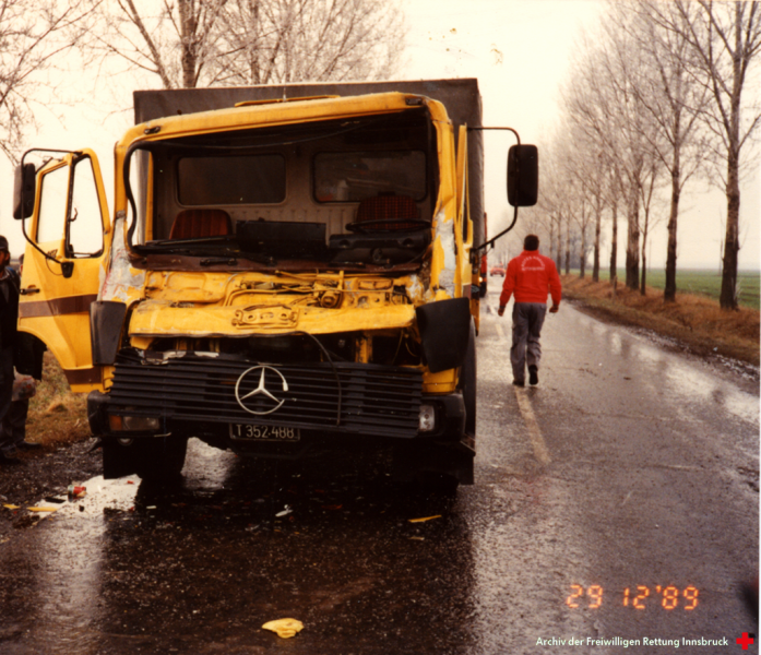 Datei:FOT1989 1-04 20191215150316 r nach auffahrunfall beschaedigter lkw fa auer in berettyóújfalu ungarn.png